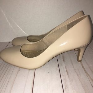 De flex comfort nude heels 9 1/2